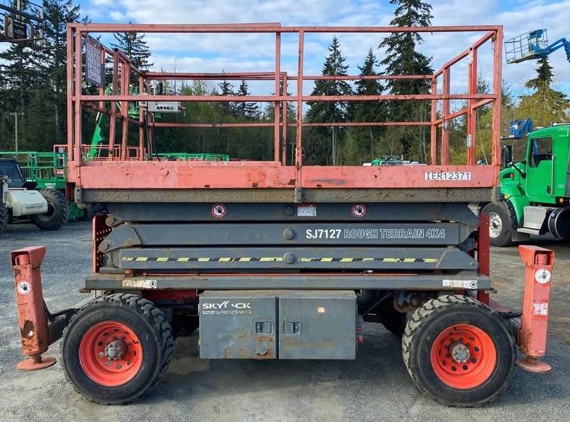 2012 Skyjack SJ7127RT Scissor Lift - Outriggers, Platform height: 27', Working height: 33'