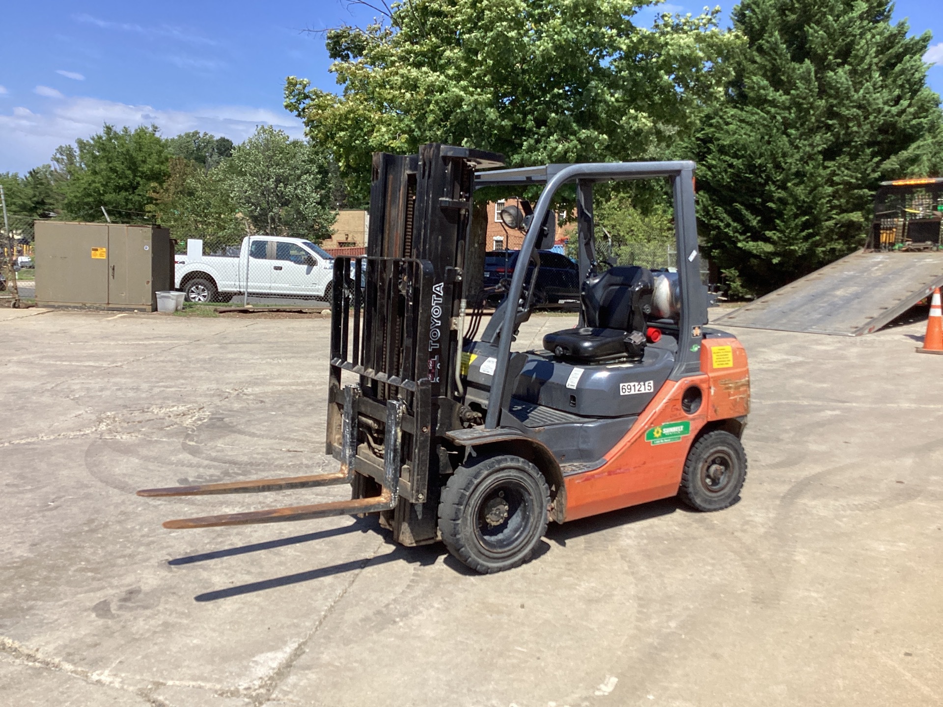 2013 Toyota 8FGU25 4850 lb Pneumatic Tire Forklift