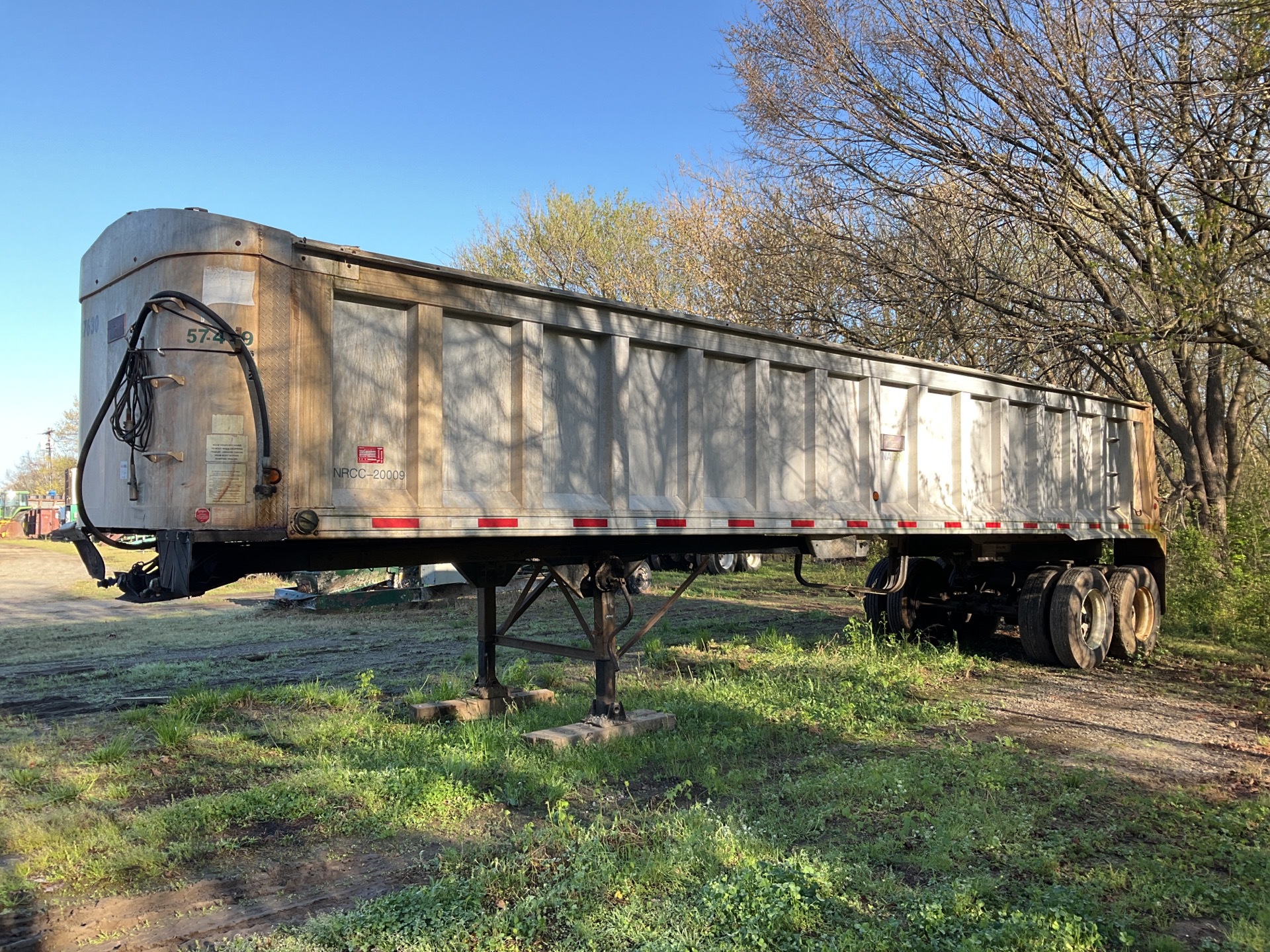 1997 Travis 37 ft T/A Frameless End Dump Trailer