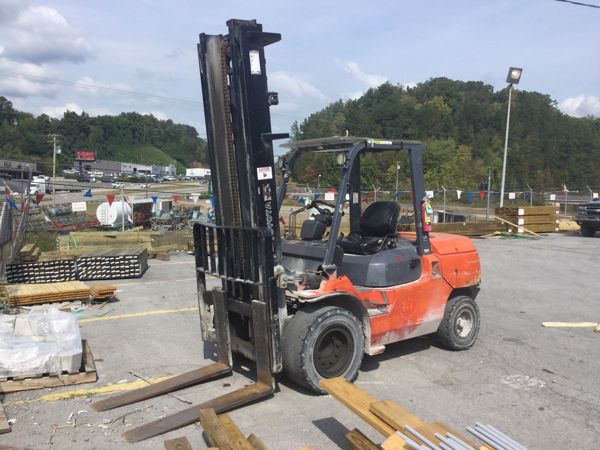 2005 Toyota 7FDU45 9500 lb Pneumatic Tire Forklift