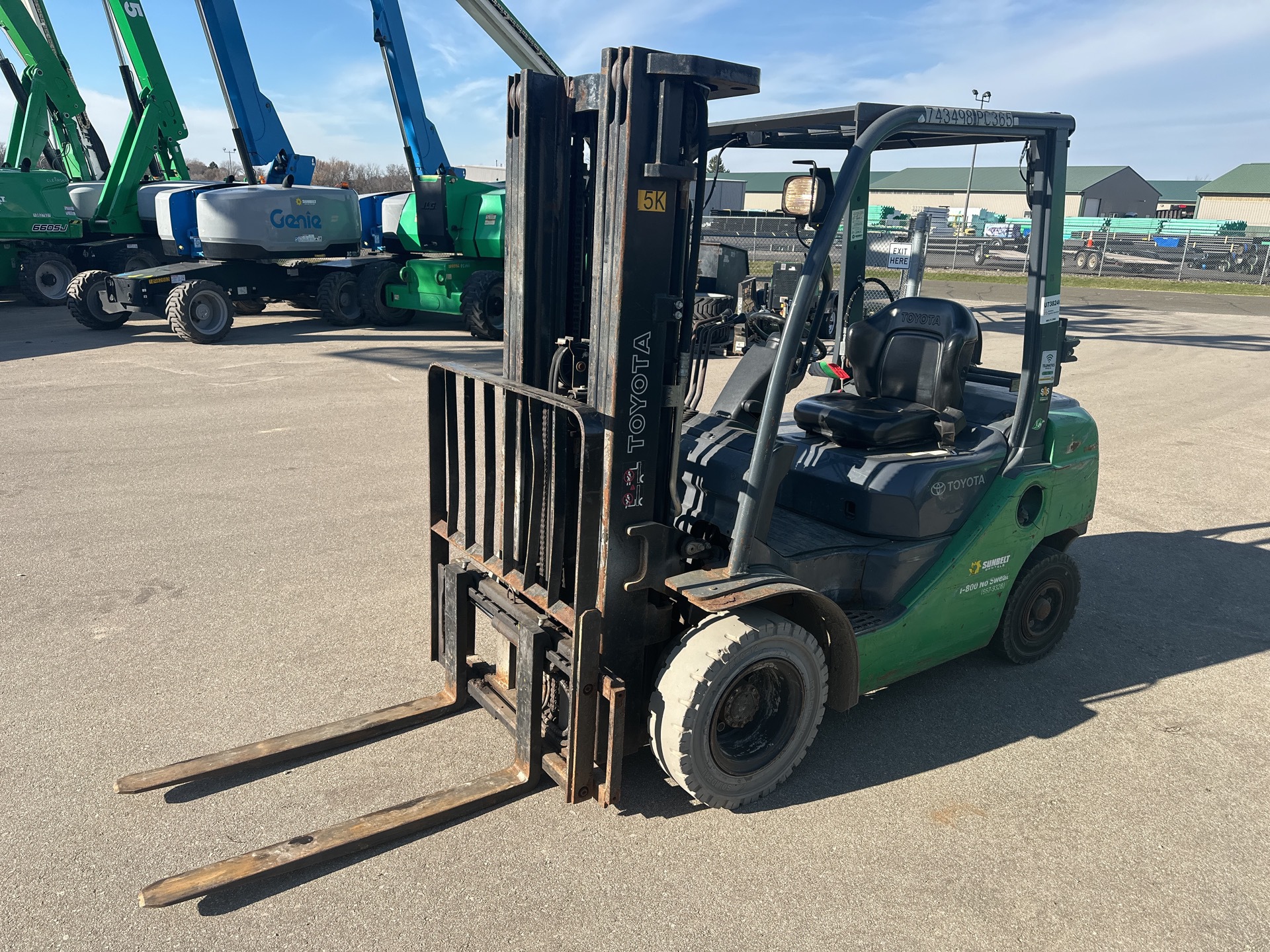 2015 Toyota 8FGU25 4500 lb 4x2 Pneumatic Tire Forklift