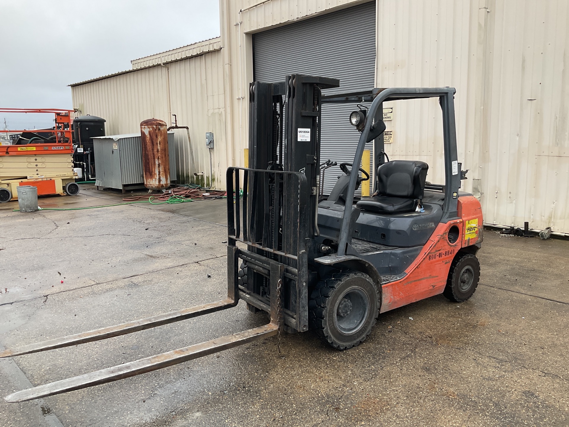 2014 Toyota 8FGU25 4500 lb Pneumatic Tire Forklift