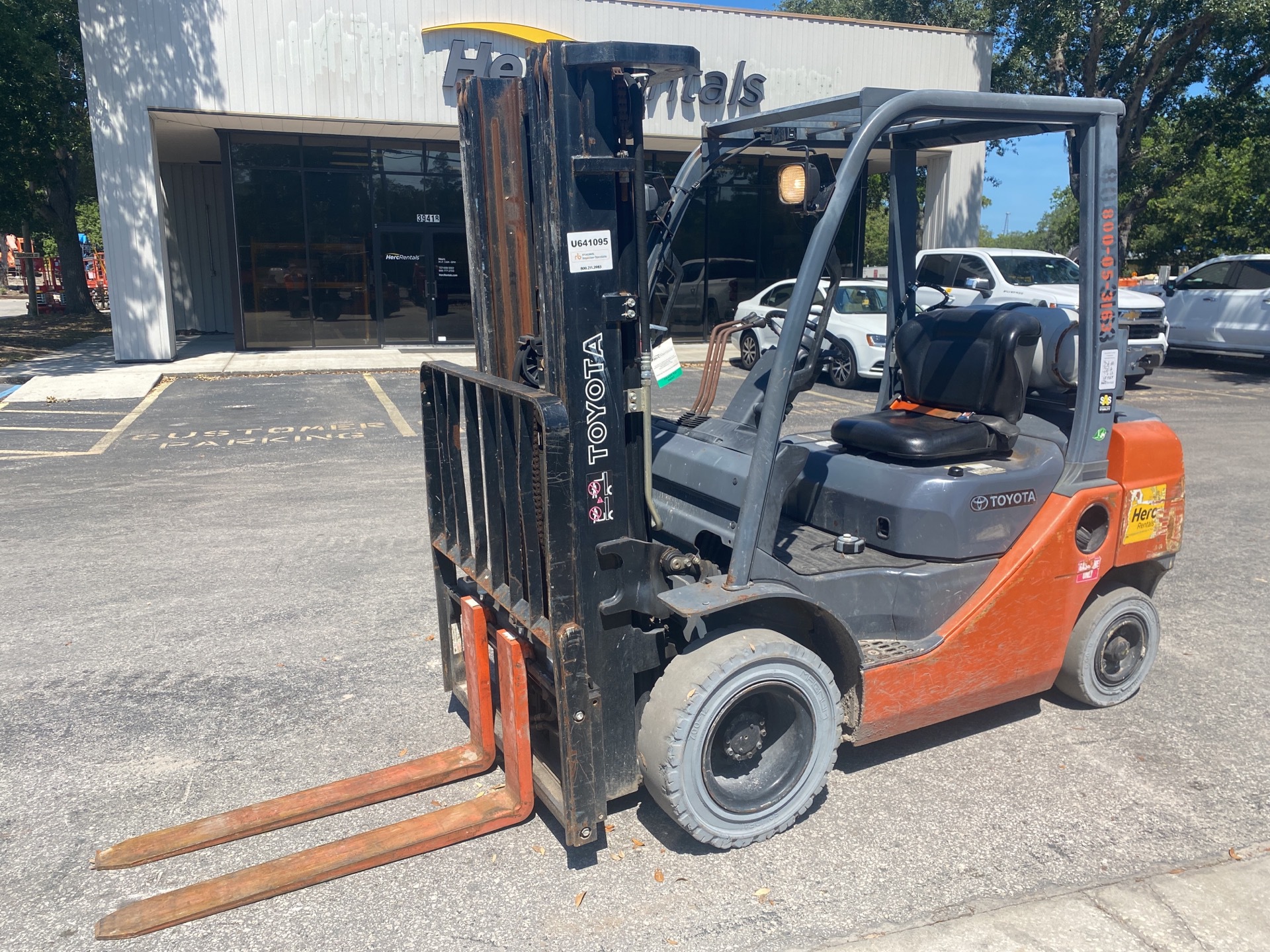 2015 Toyota 8FGU25 4500 lb Pneumatic Tire Forklift