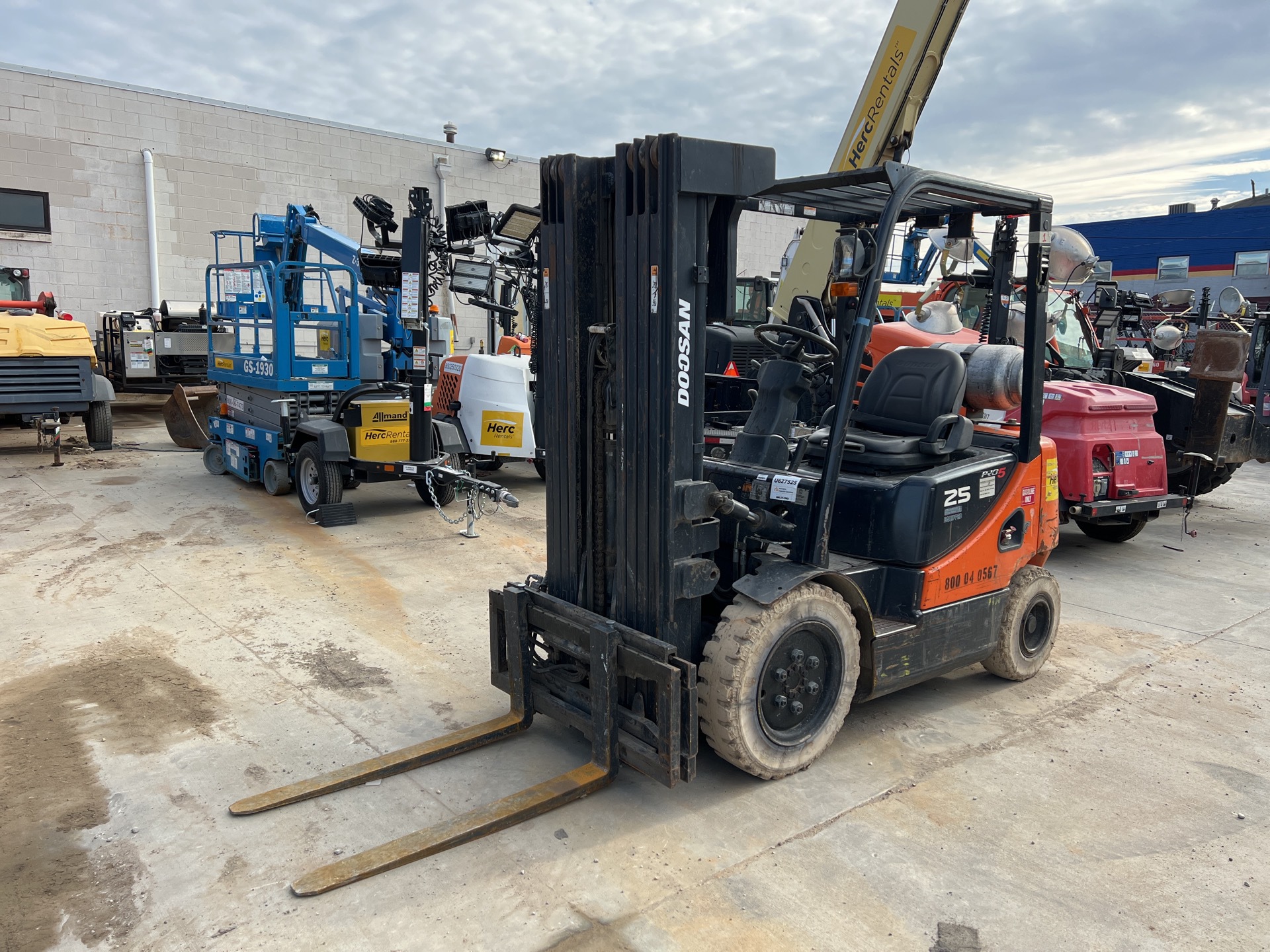 2014 Doosan G25E-5 3950 lb Pneumatic Tire Forklift