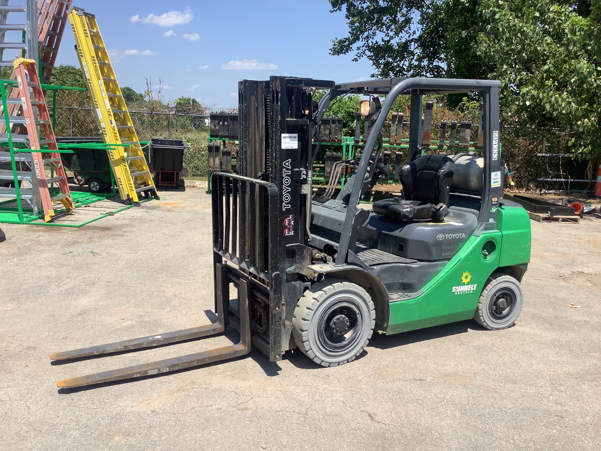 2014 Toyota 8FGU25 4450 lb Pneumatic Tire Forklift