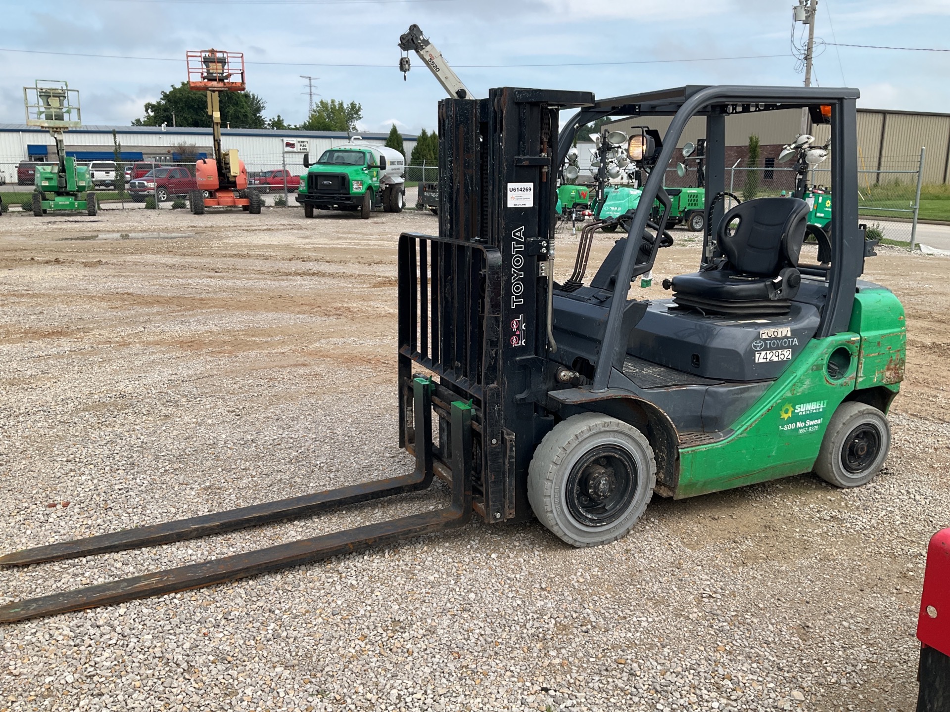 2015 Toyota 8FGU25 4750 lb Pneumatic Tire Forklift