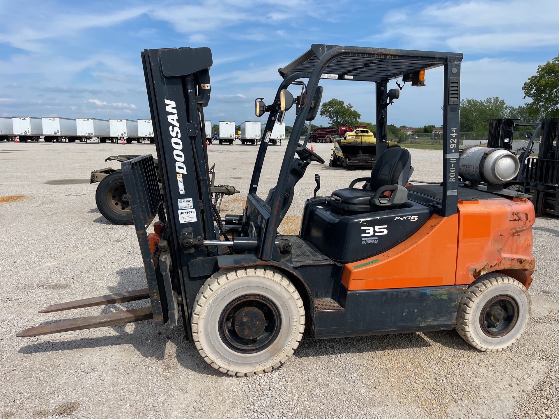 2014 Doosan G35S-5 6950 lb Pneumatic Tire Forklift