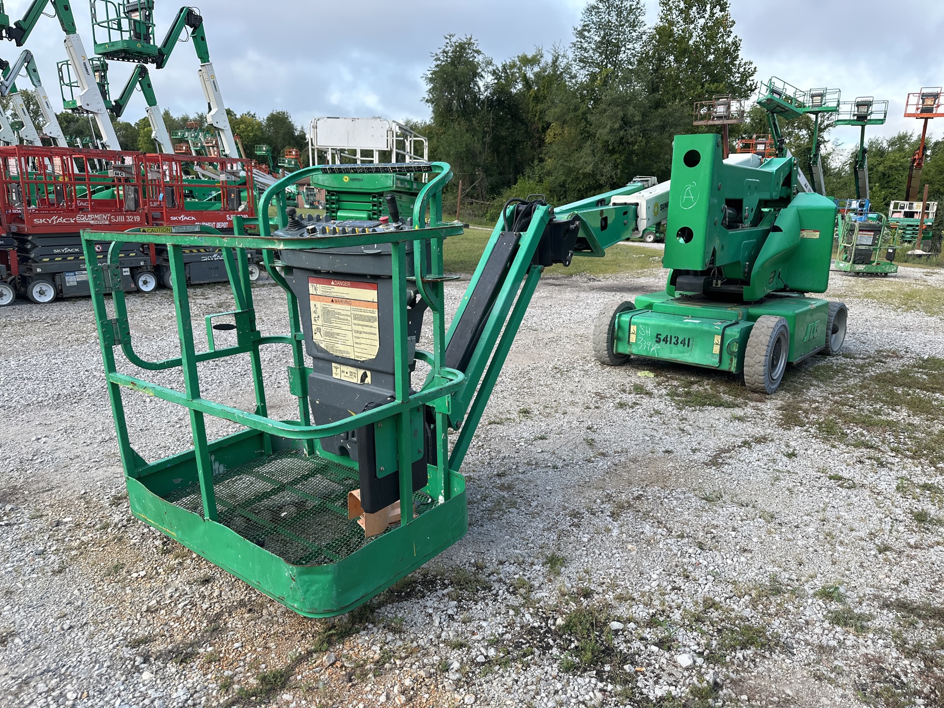 2013 JLG E400AJPN 2WD Electric Articulating Boom Lift